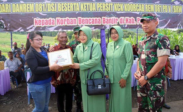 Danrem 081/DSJ Berikan Bantuan Dan Relokasi Rumah Korban Banjir Waduk Bendo Kab. Ponorogo Jatim