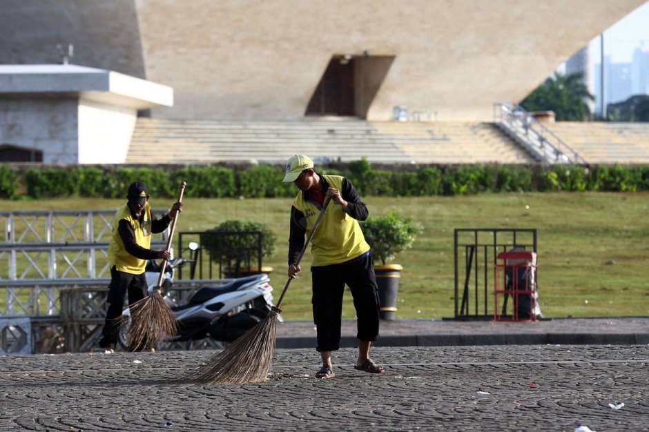 Bersih sampah usai tahun baru 2018