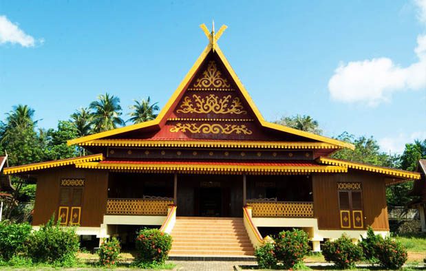 Rumah Adat Riau Saloso Jatuh Kembar
