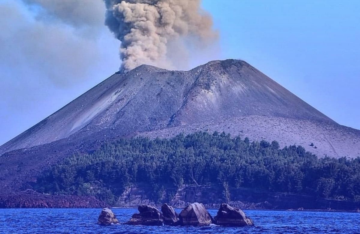 Gunung Anak Krakatau Meletus Tiga Kali dalam Sehari, Masyarakat Diminta Waspada