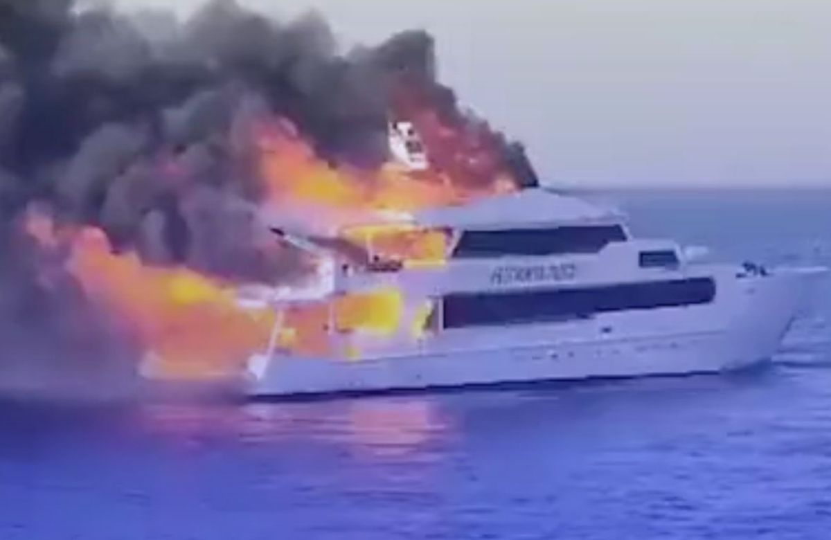 Insiden Kapal Terbakar di Laut Merah: Tiga Turis Inggris Tertimbun Tragedi, Pencarian Intensif Dilakukan