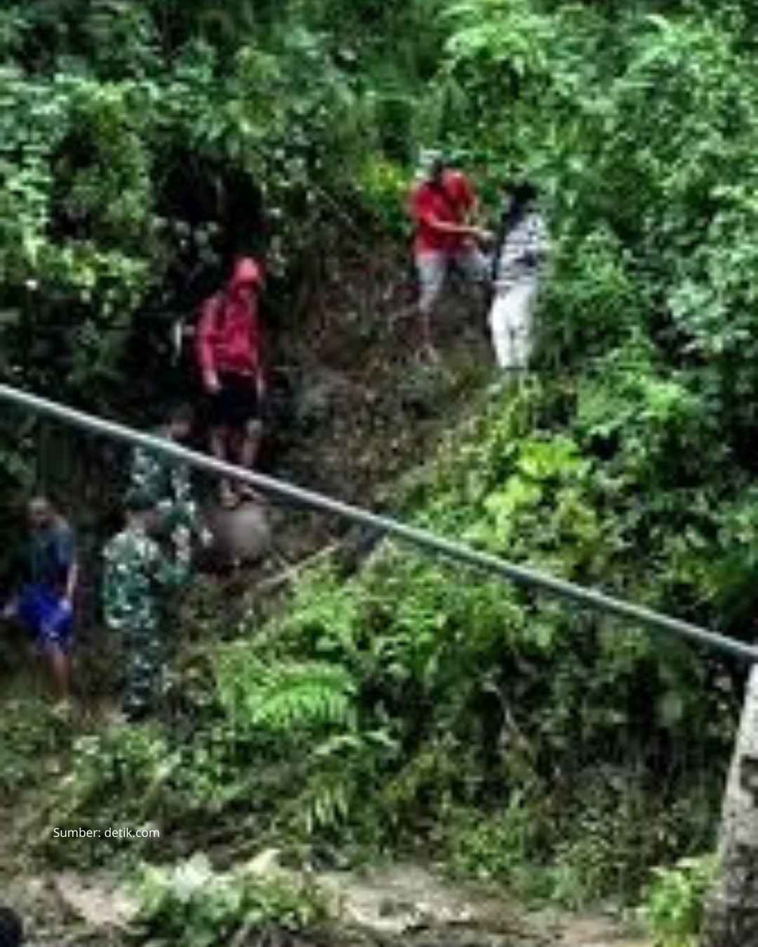 TNI Evakuasi ibu hamil di kawasan Batu Busuk, Kota Padang, Sumatera Barat
