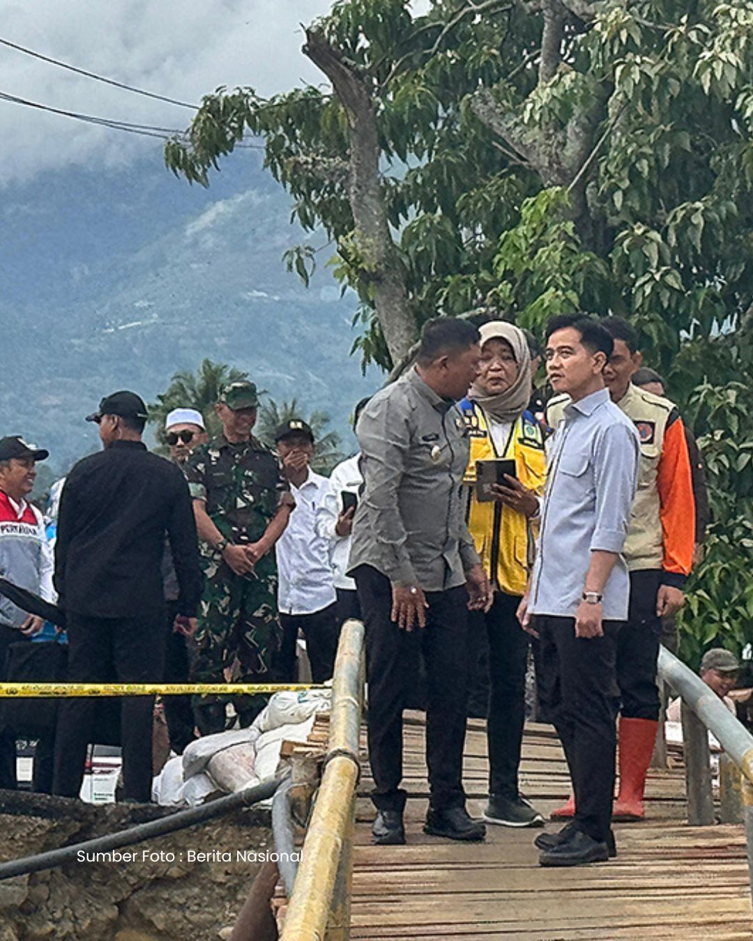 Wapres Gibran Kunjungi Desa Rigep Untuk Meninjau Jembatan Yang Rusak.