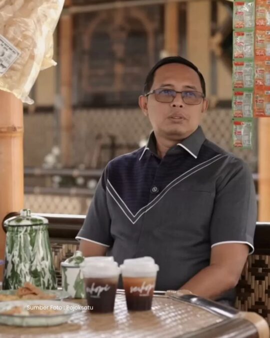 Hasan Nasbi Menyatakan Bahwa Kebiasaan Minum Kopi dan Makan Gorengan Turut Memicu Deforestasi.