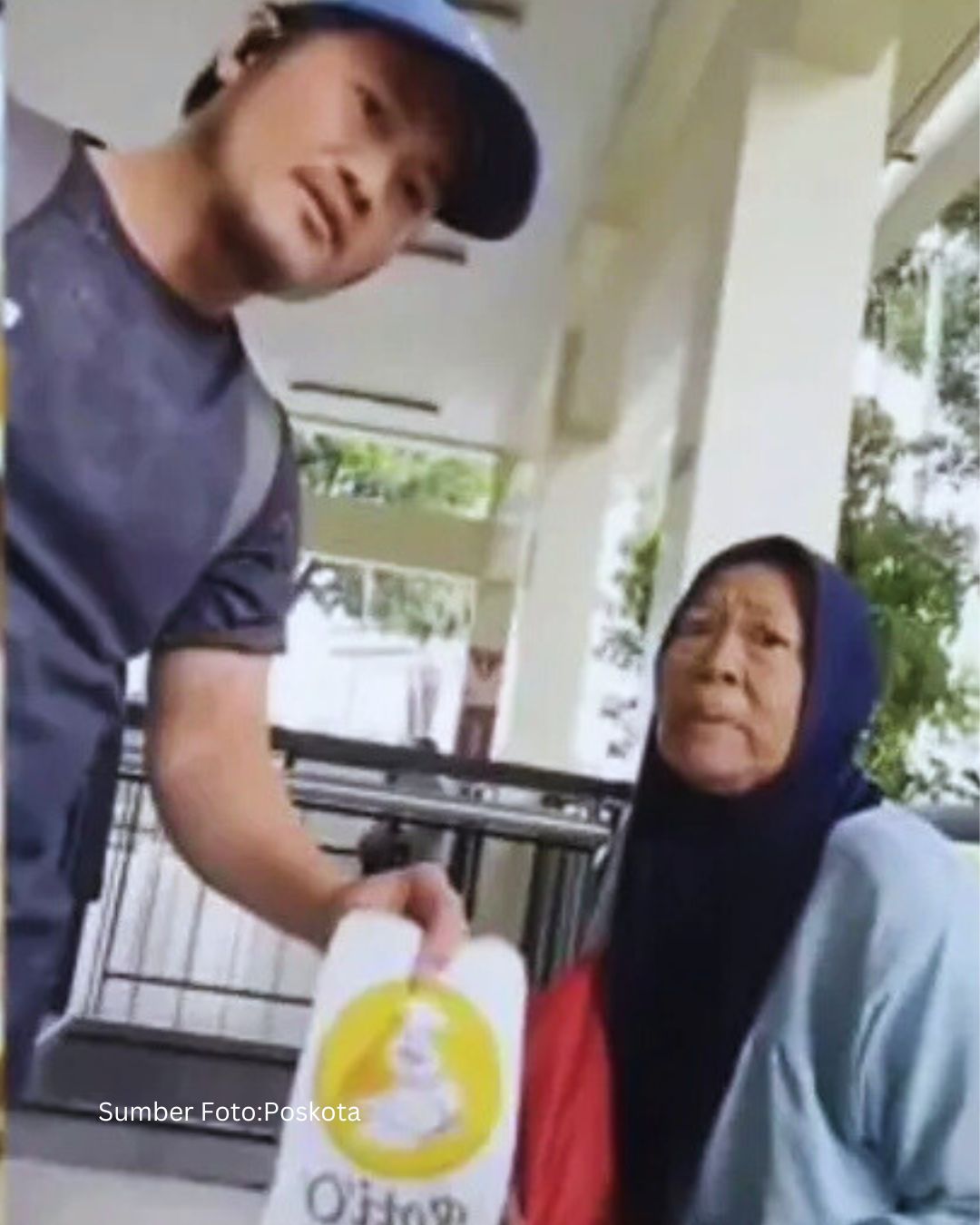 Seorang Nenek ditolak Membayar Tunai di Gerai Roti O Halte Transjakarta Monas, Jakarta Pusat