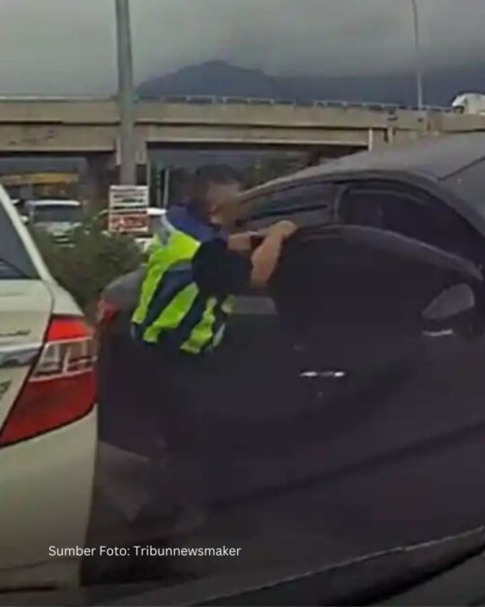 Dramatis!! Polisi Sabah Bengkokkan Pintu Mobil Demi Tangkap Pencuri