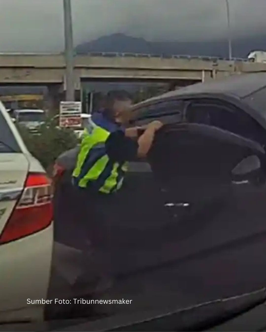 Dramatis!! Polisi Sabah Bengkokkan Pintu Mobil Demi Tangkap Pencuri
