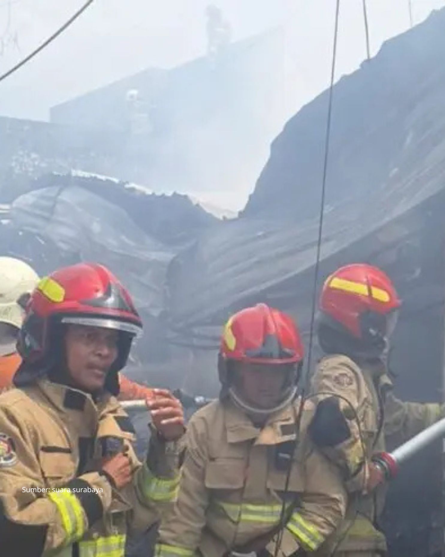 Seorang Ibu Menerobos Kobaran Api Gudang Sparepart dan Variasi Sepeda Surabaya