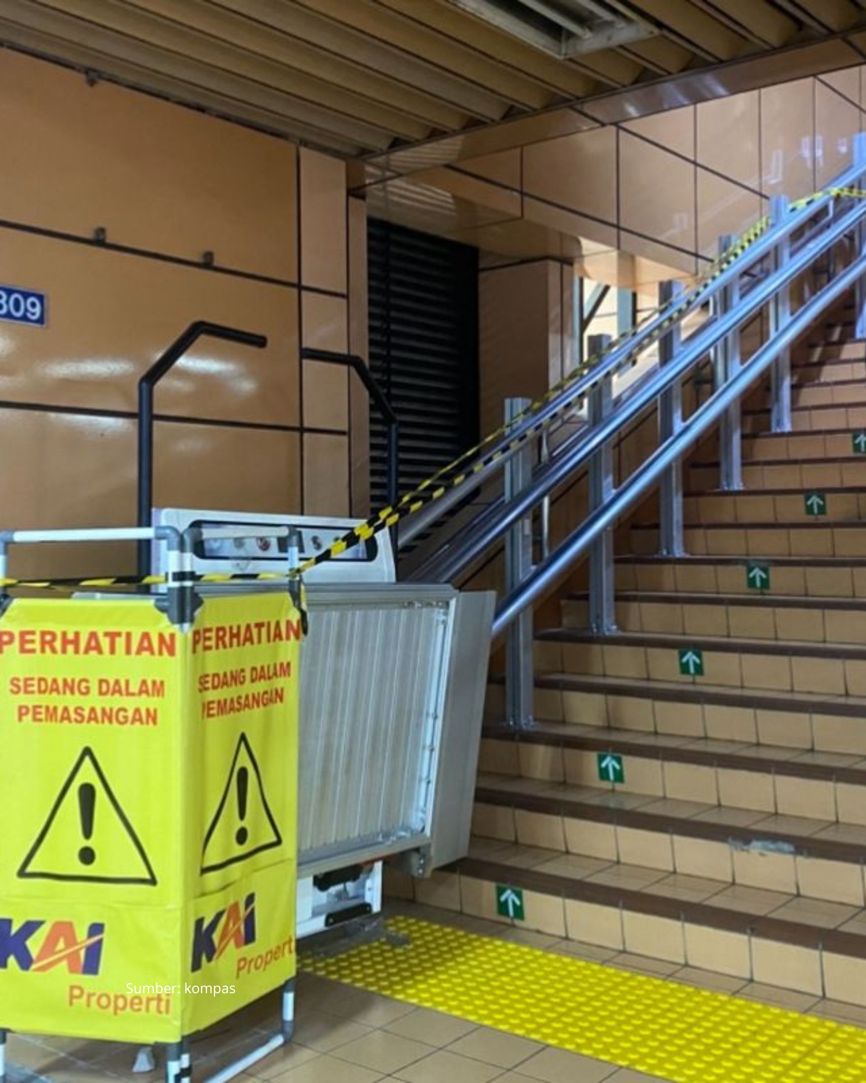 Fasilitas Lift Platform khusus Disabilitas Stasiun Cikini Siap di Gunakan