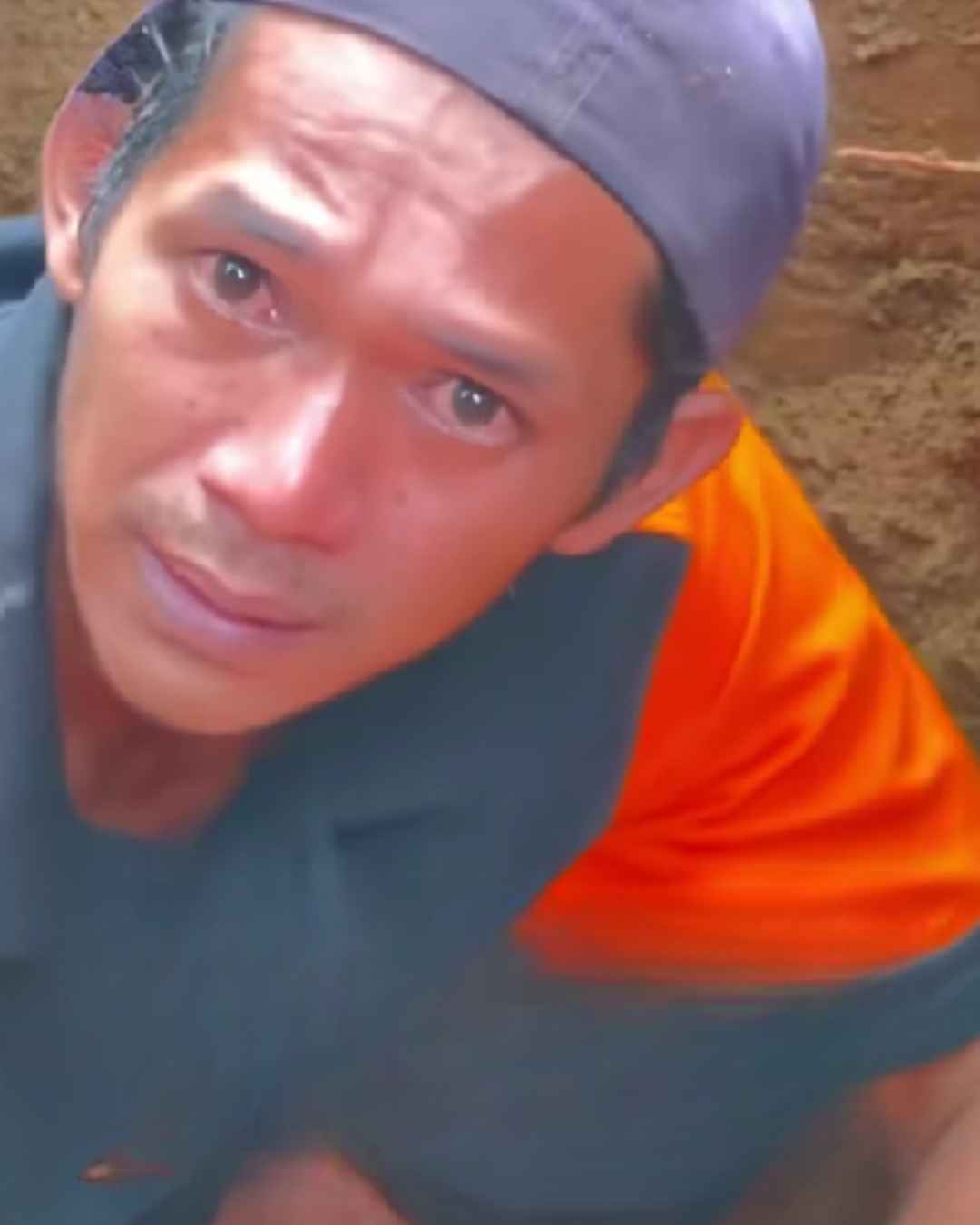Gambar 1 - Sewa Alat Berat dengan Dana Pribadi Seorang Anak Mencari Ibunya yang Hilang Akibat Banjir Bandang