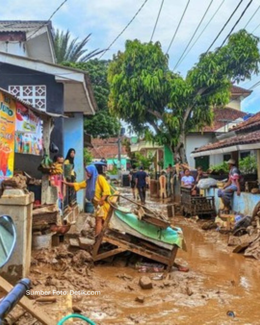 Banjir Bandang Melanda Kecamatan Simpenan, Sukabumi Akibat Luapan Sungai Cibadak dan Cidadap Dari Hujan Deras berkepanjangan.