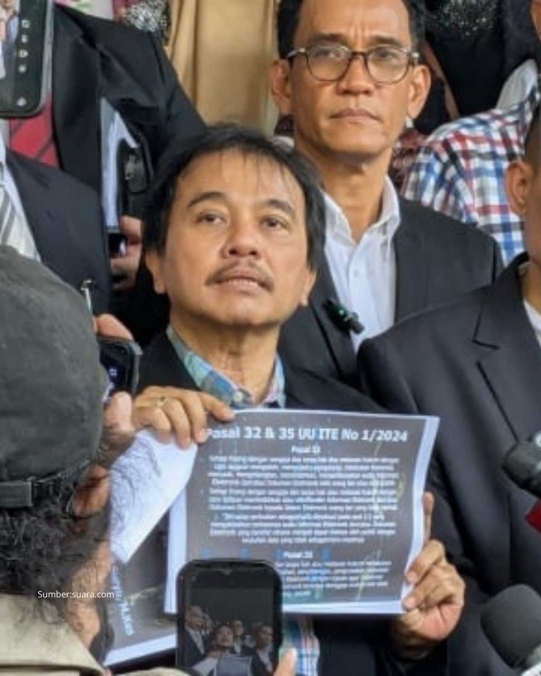 Polda Metro Jaya memperlihatkan ijazah asli Jokowi