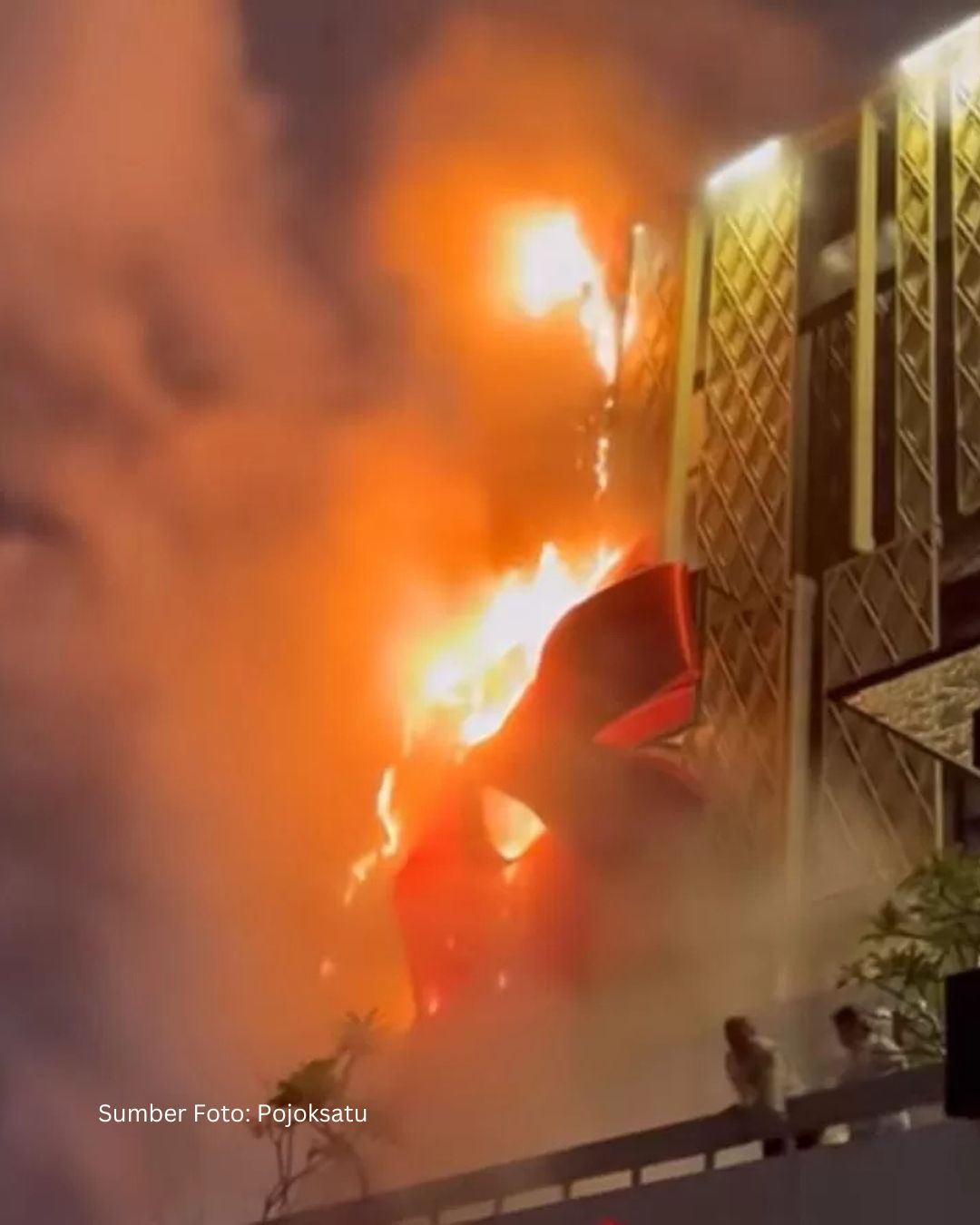 Api Lahap Billboard Sarinah, Damkar & Tim Internal Bergerak Cepat