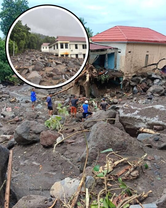 Material Batu Besar Menutupi Jalan Usai Banjir Bandang di Sitaro