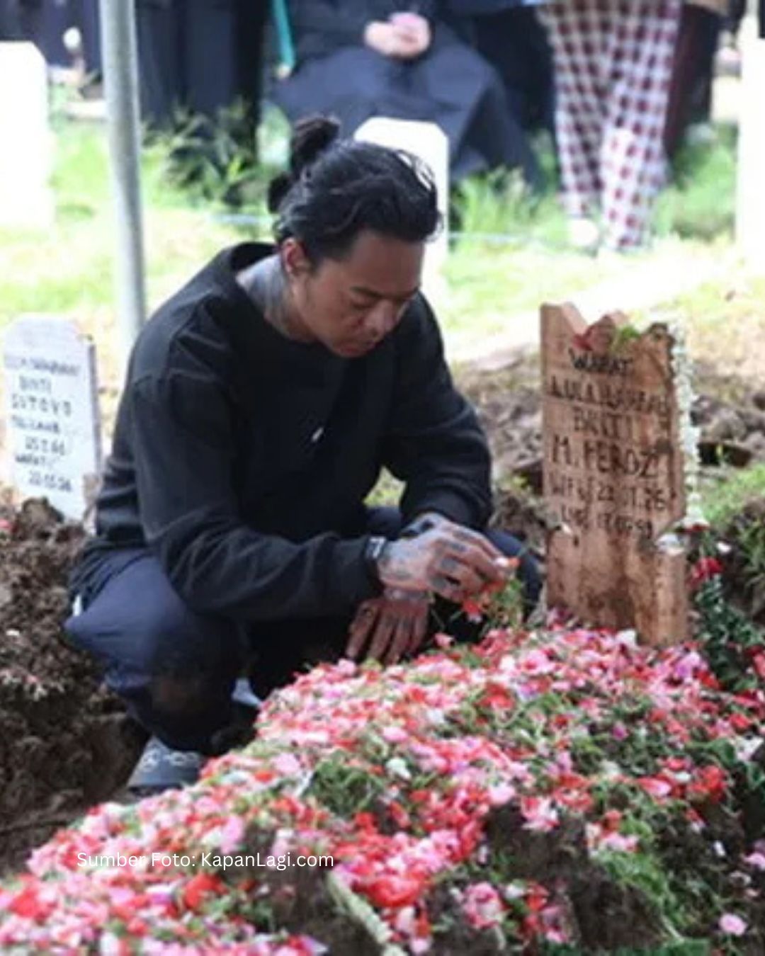 Reza Arap Menangis di Samping Liang Lahat Lula