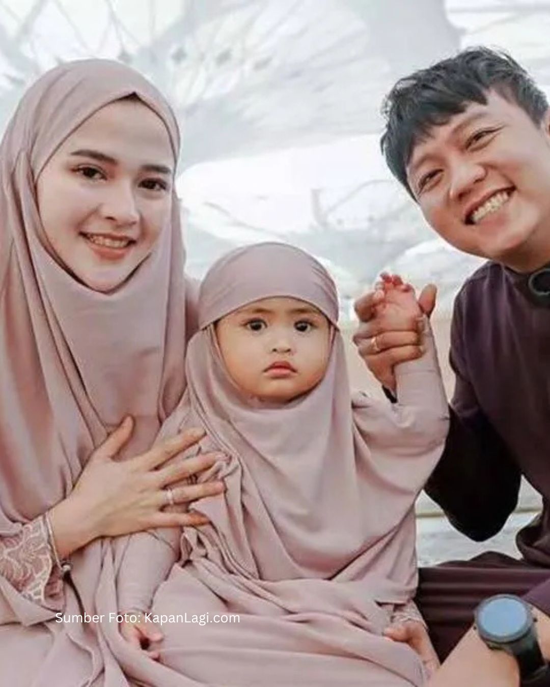 Umrah Pertama Denny Caknan, Balita Dek Cunda Ikut Ceria di Madinah