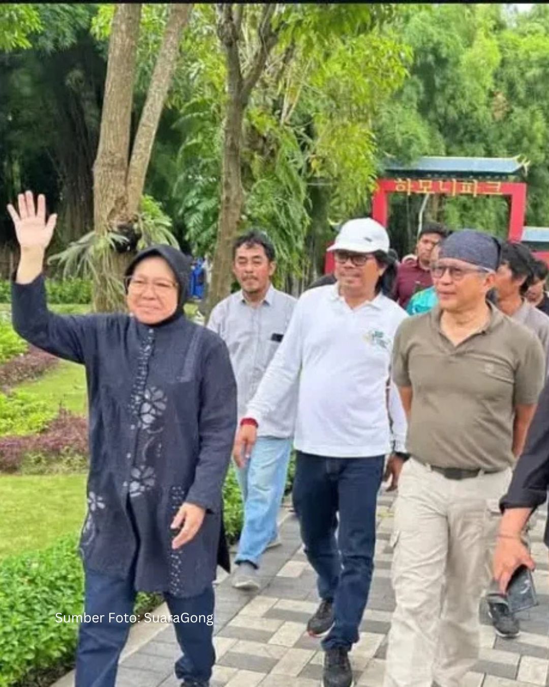 PDIP & Rocky Gerung Tanam Ribuan Mangrove di Surabaya