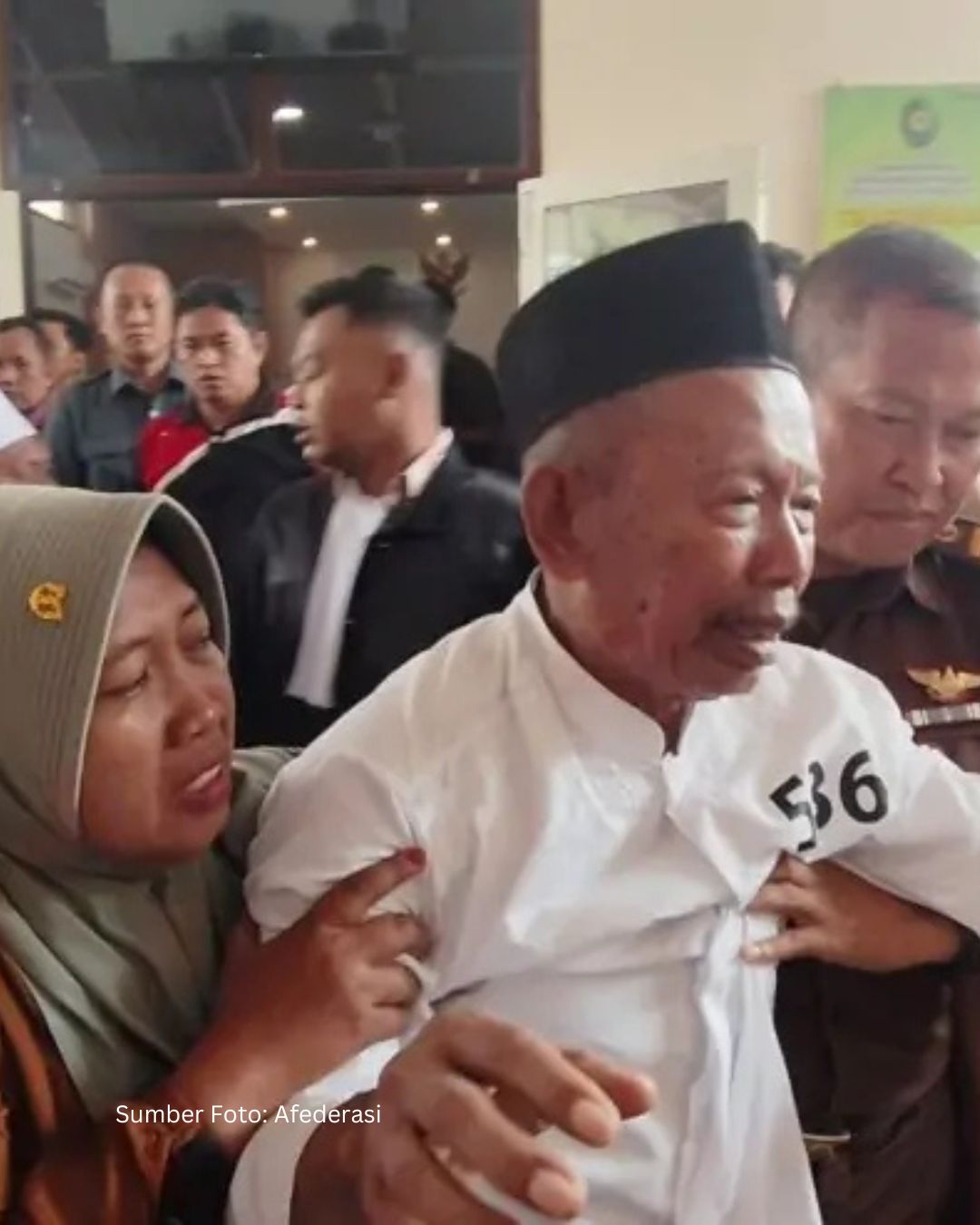 Sujud Syukur di PN Situbondo, Kakek 75 Tahun Akhirnya Pulang