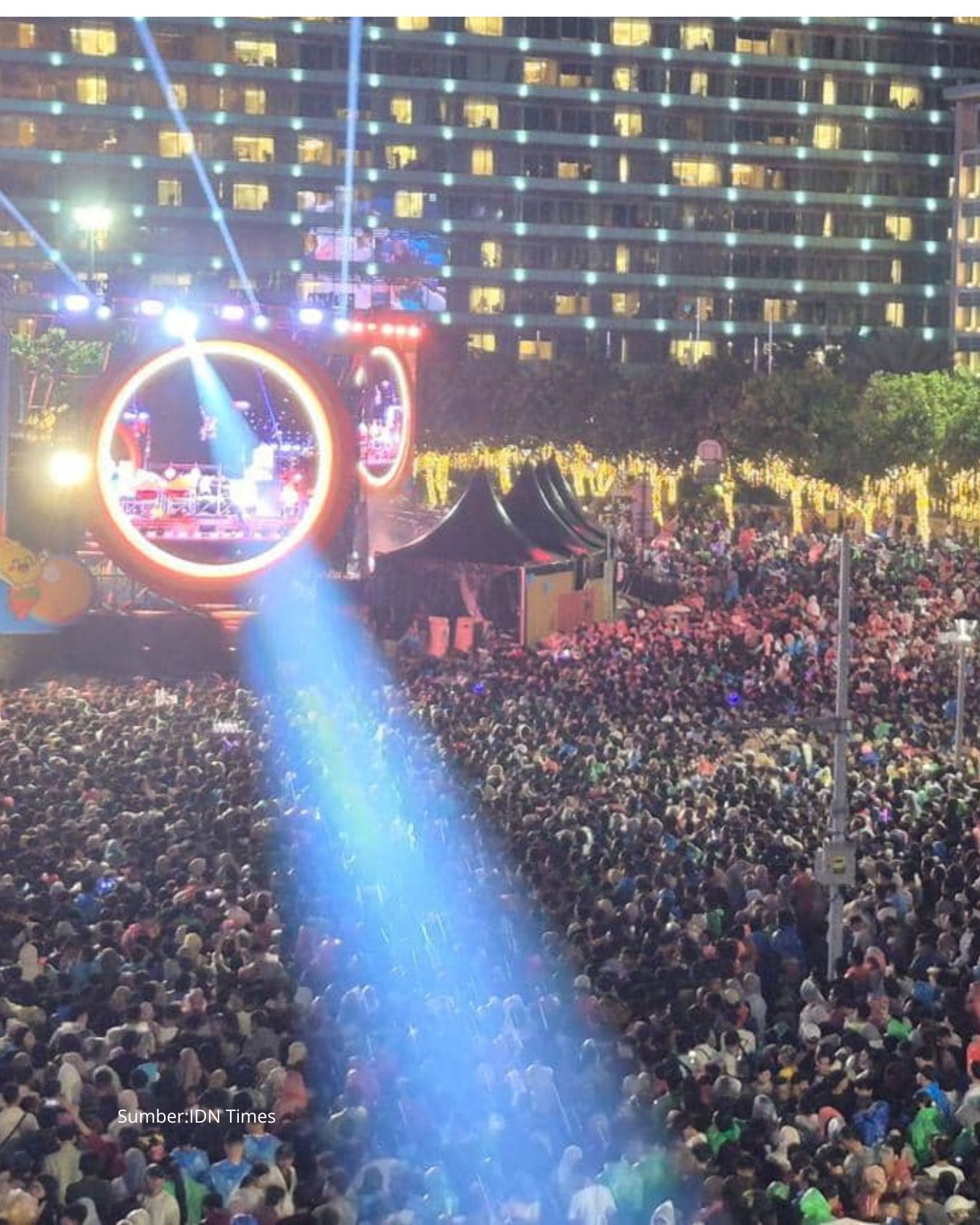 Meski Diguyur Hujan Lautan Manusia Padati Bundaran HI di Malam Pergantian Tahun 2026