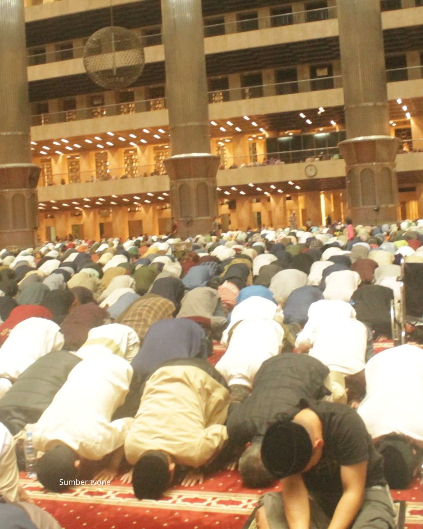 Menteri Agama: Nasaruddin Umar Sujud Syukur Bersama Ratusan Jamaah Masjid Istiqlal Menjelang akhir Tahun