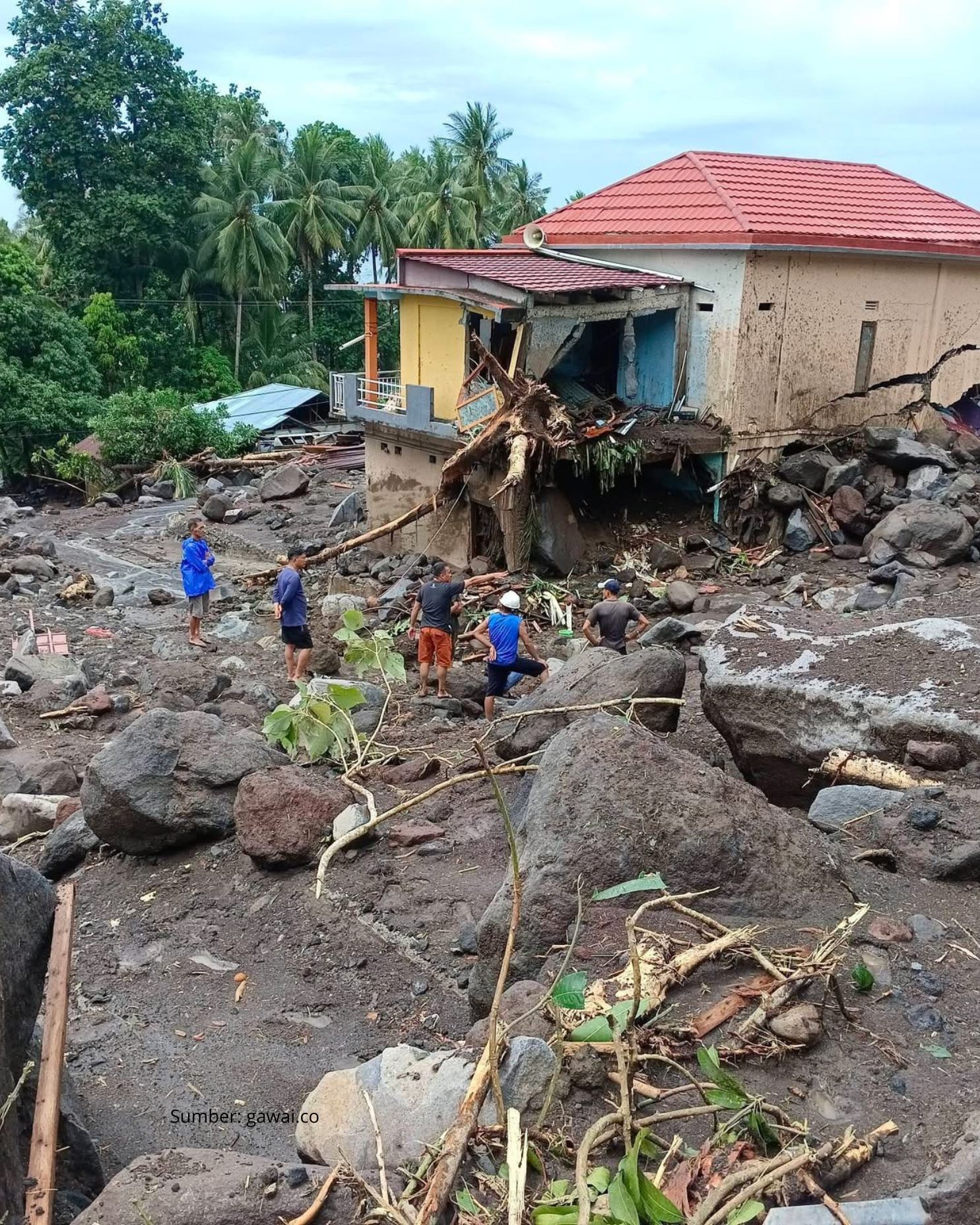Material Batu Besar Menutupi Jalan Usai Banjir Bandang di Sitaro