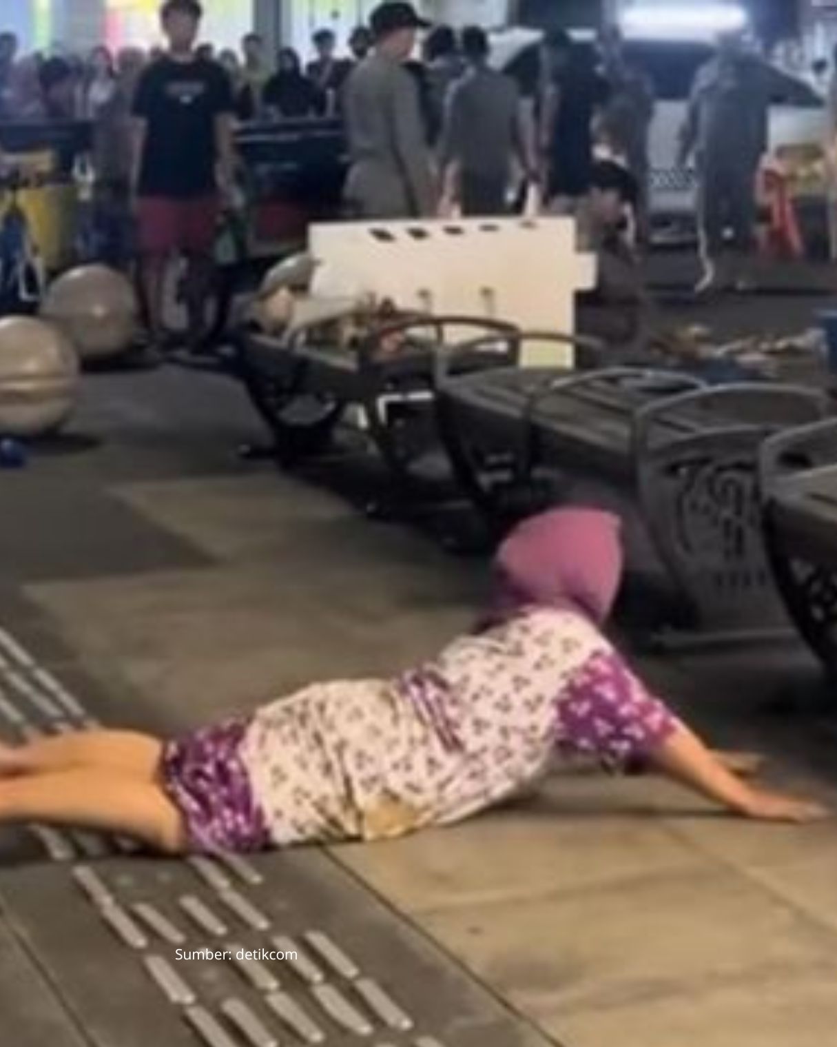 Viral: Ibu Penjual Sate Di Malioboro Guling-Guling Di Jalan Saat Ditertibkan Satpol PP