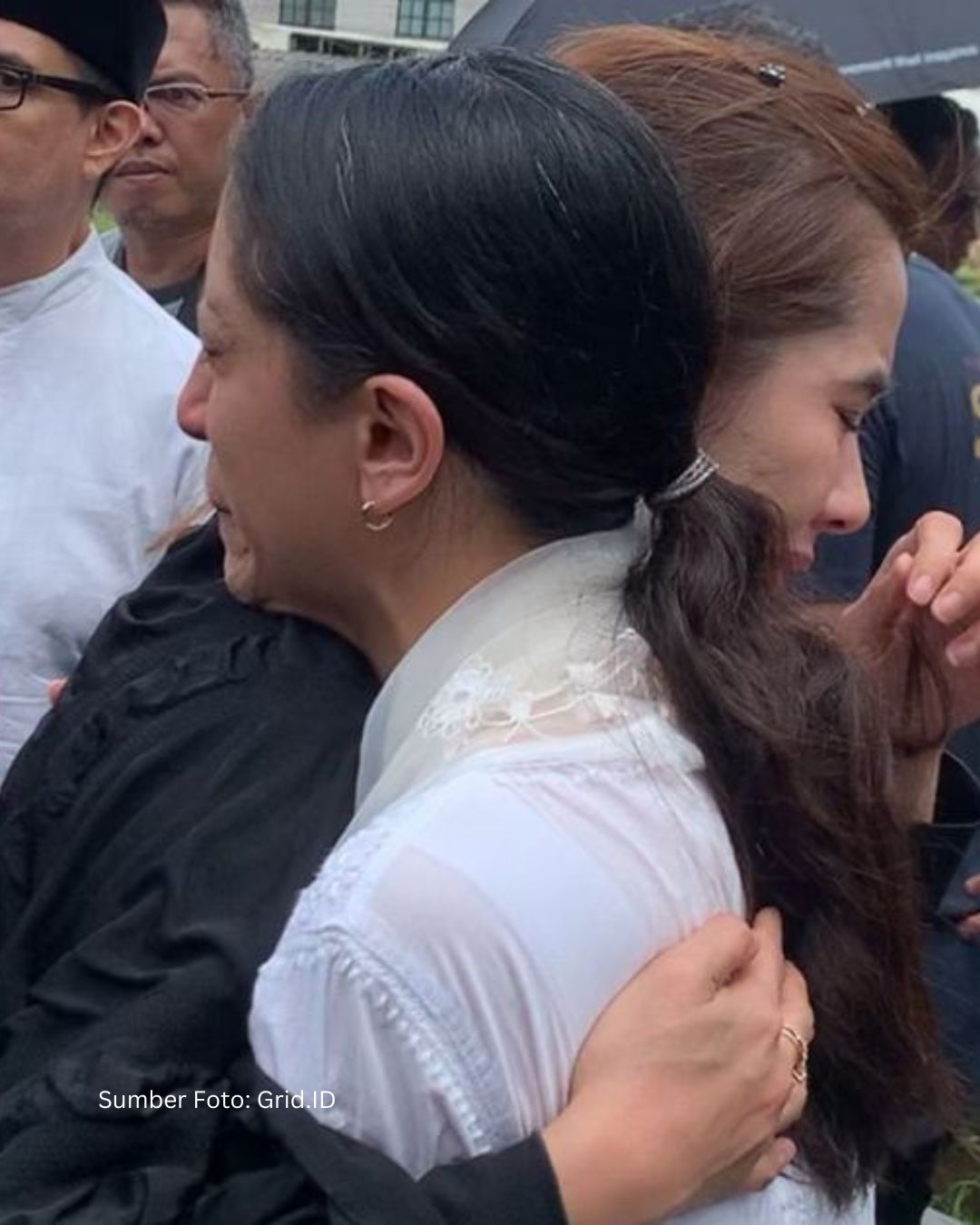 Ardina Rasti Hadir Haru di Pemakaman Lucky Widja