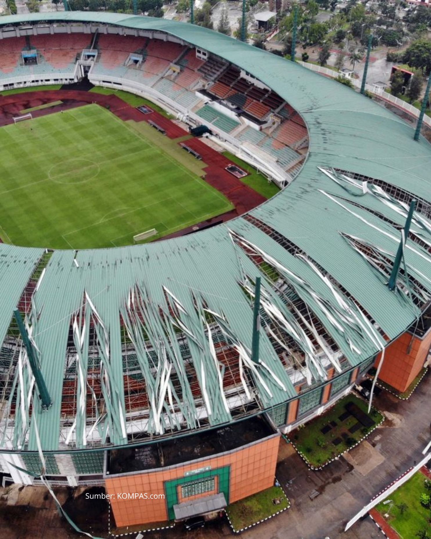 Hujan Angin Menerjang Stadion Pekansari Bogor Pohon Tumbang 1 Orang Terluka