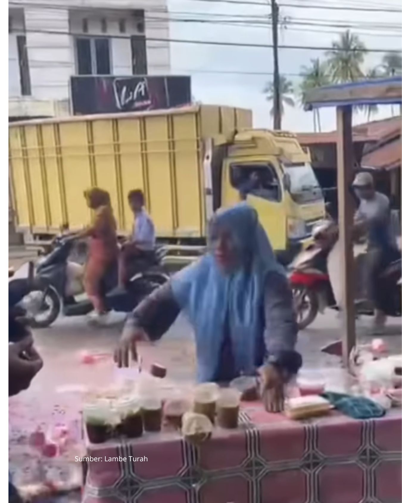 Viral! Pedagang Takjil Buang Dagangan Saat Penertiban Satpol PP.