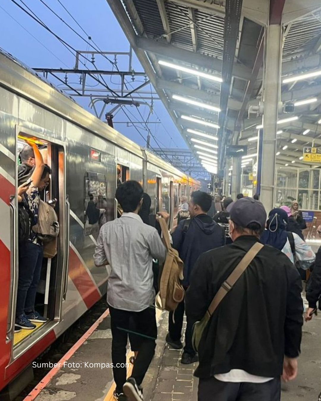 KRL Jakarta–Bogor Keluarkan Asap, Penumpang Dievakuasi