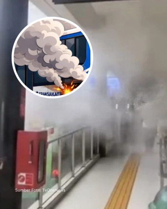Bus Transjakarta Koridor 9 Keluarkan Asap Pekat, Penumpang Panik