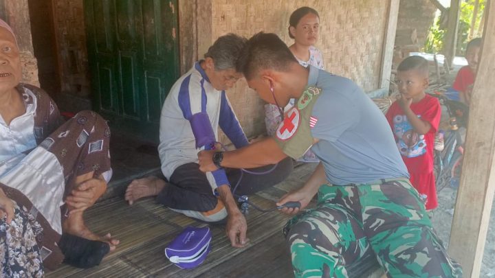 Di Balik Pembangunan TMMD Ke-129, Ada Kepedulian Satgas kepada Warga Lansia