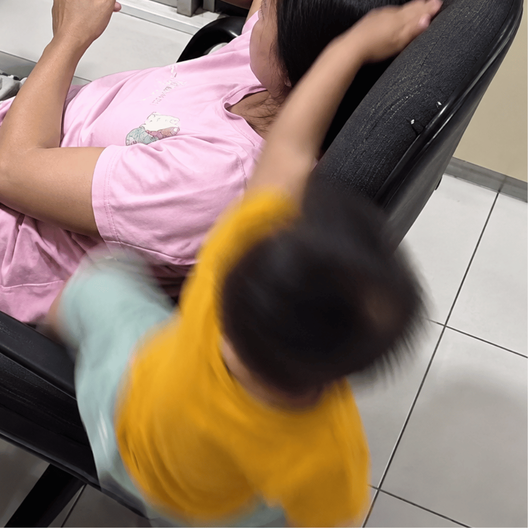 Anak Terjatuh Saat Bermain, Sang Ibu Sigap Menolong, Ayah Justru Disorot Fokus Main Jud*l