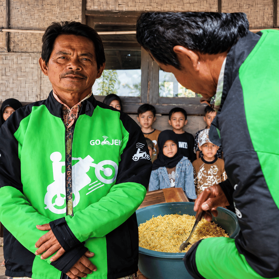 Driver Ojol di Garut Bertahan dengan Penghasilan Terbatas untuk Mengasuh Puluhan Anak Yatim dan Dhuafa