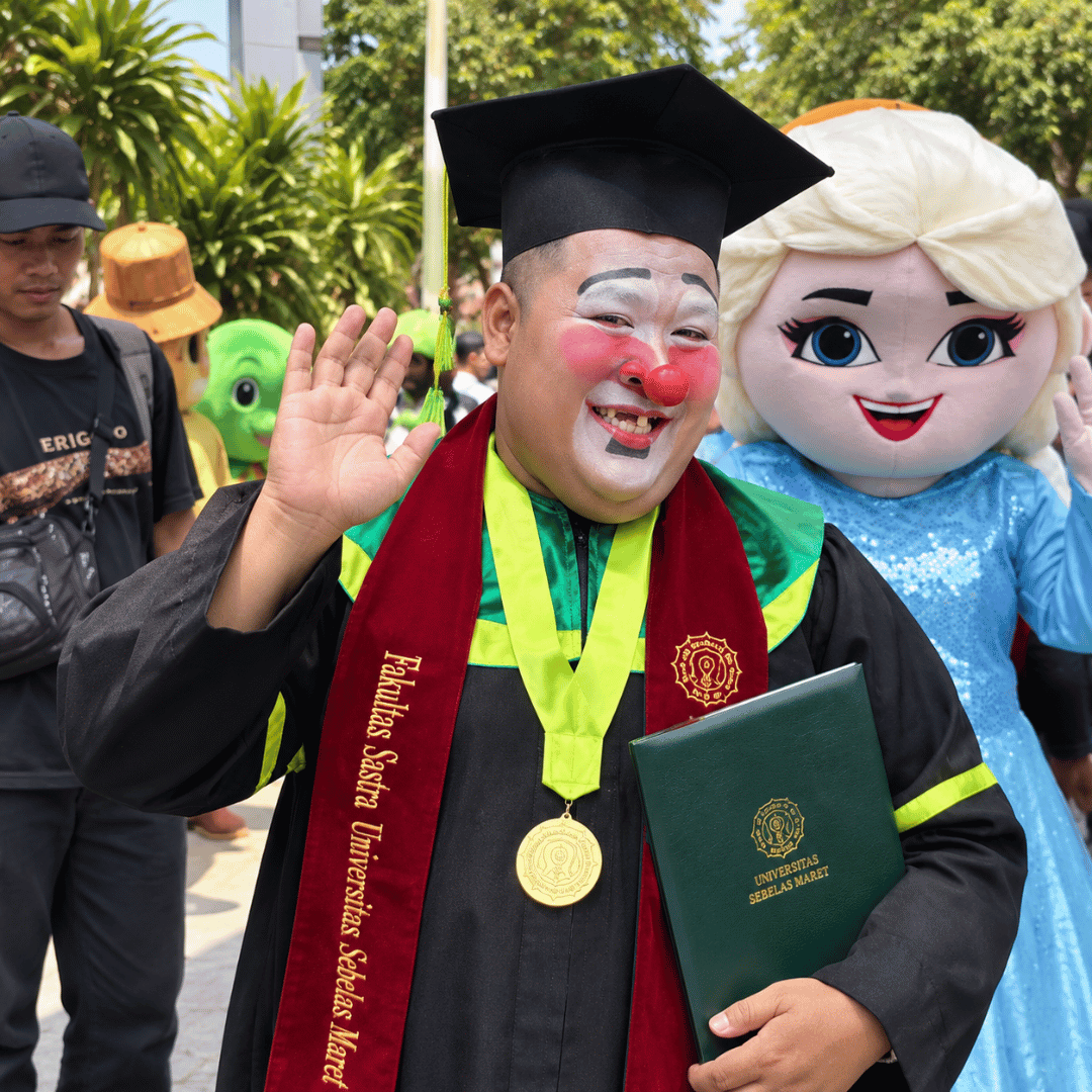 Hakim Wisuda dengan Riasan Badut, Ternyata Ini Kisah Perjuangannya