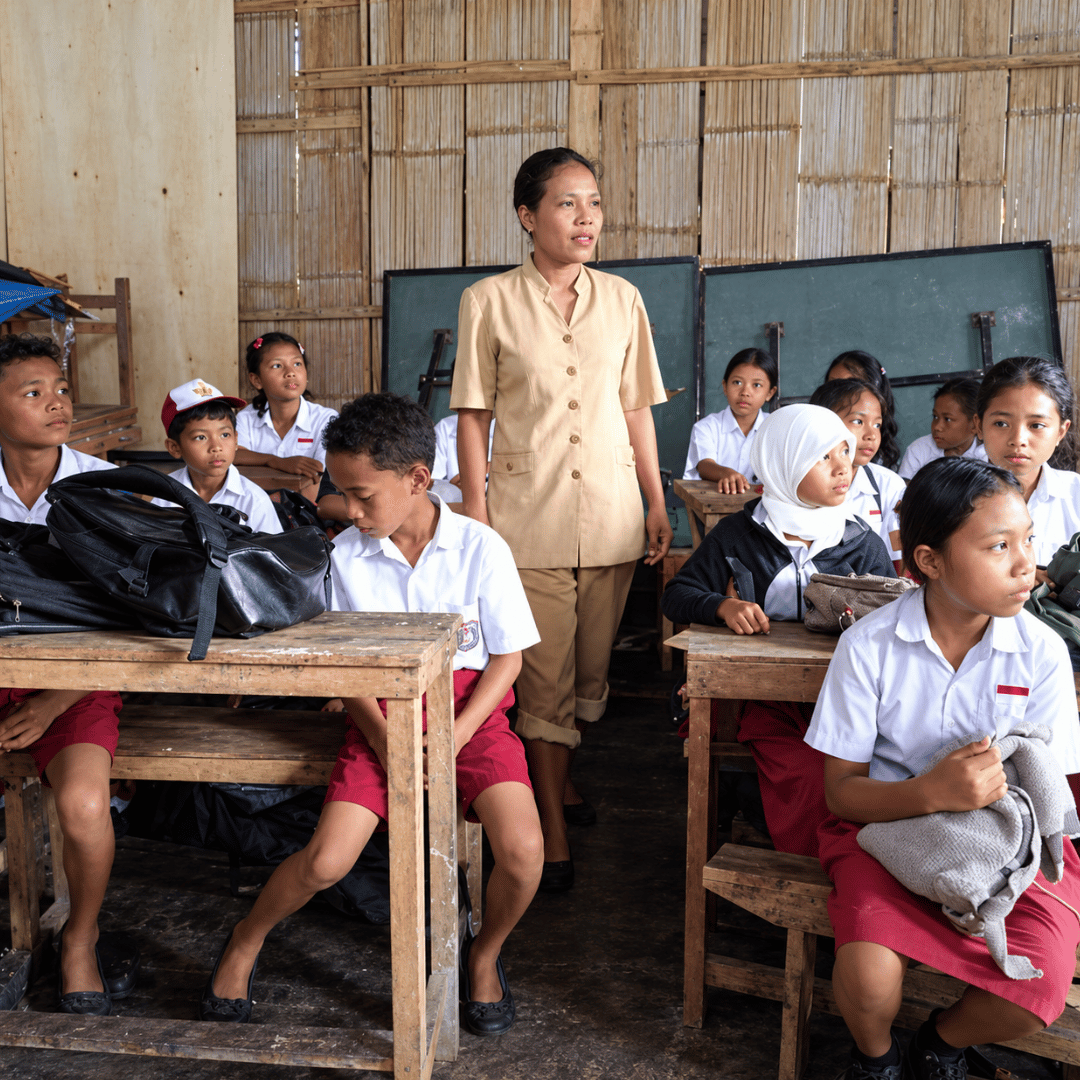 Mengajar di Tengah Keterbatasan, Guru di Manggarai Barat Tetap Mendampingi Murid