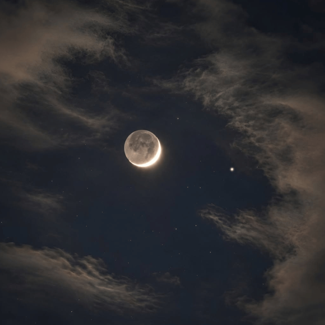 Bulan berdekatan dengan Saturnus — sekitar 27 September Bulan berdekatan dengan Saturnus — sekitar 27 September