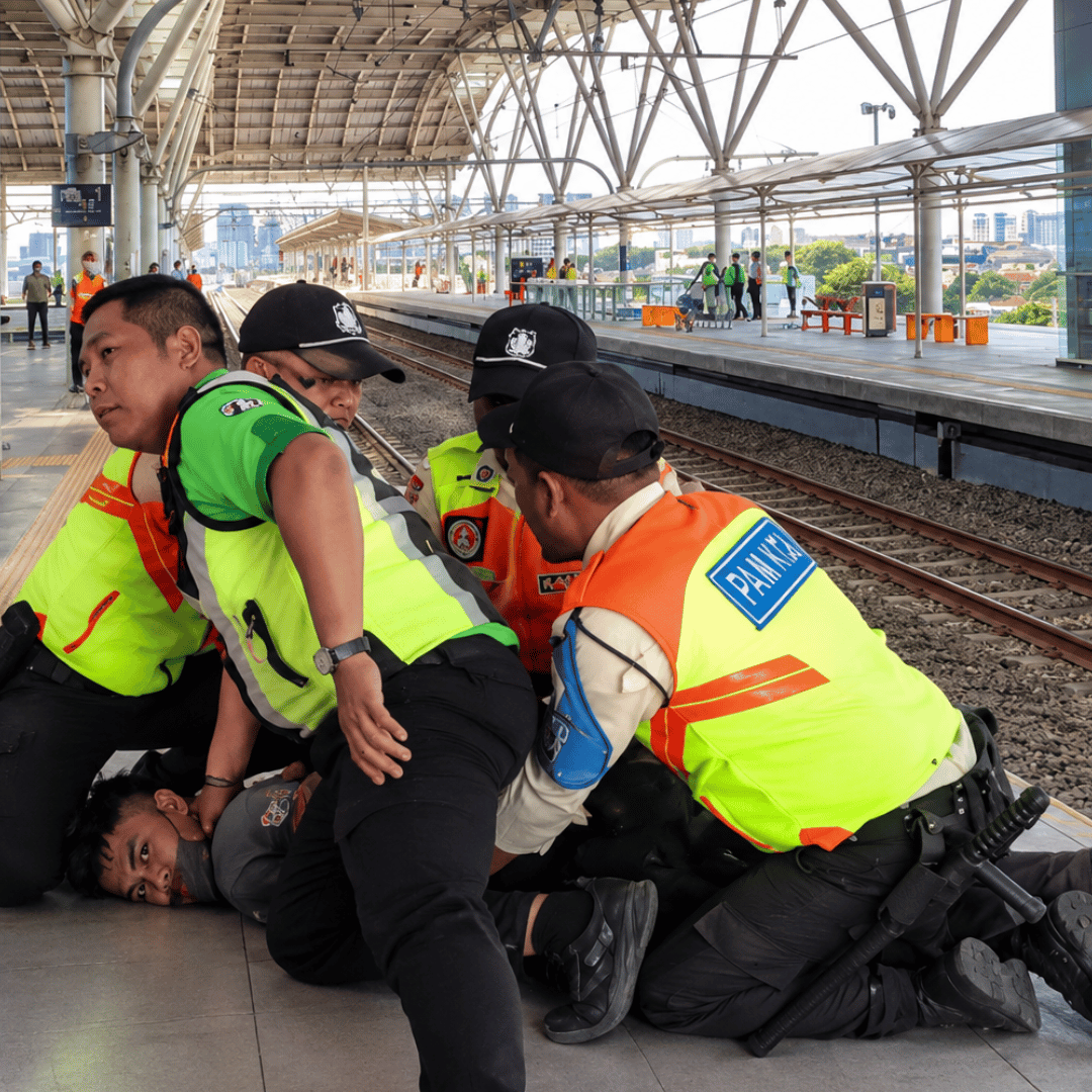 2 Sejoli Pria Mes*m di Toilet Stasiun Manggarai Diamankan Petugas, Salah Satunya Sempat Melawan