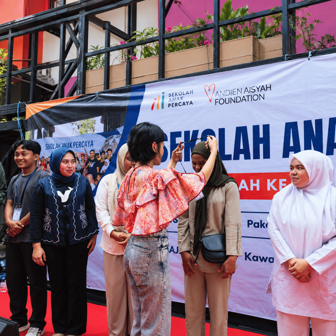 "Waktu itu lagi zaman COVID, terus aku menjual lagu ini royaltinya secara NFT. Hasil dari NFT tersebut kemudian kami jadikan modal untuk mendirikan Sekolah Anak Percaya," "Waktu itu lagi zaman COVID, terus aku menjual lagu ini royaltinya secara NFT. Hasil dari NFT tersebut kemudian kami jadikan modal untuk mendirikan Sekolah Anak Percaya,"