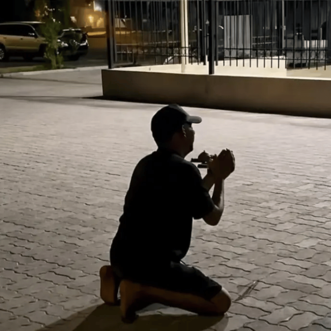 Ayah Hindu Berdoa di Depan Masjid untuk Anak yang Sakit, Momen Ini Viral di Media Sosial