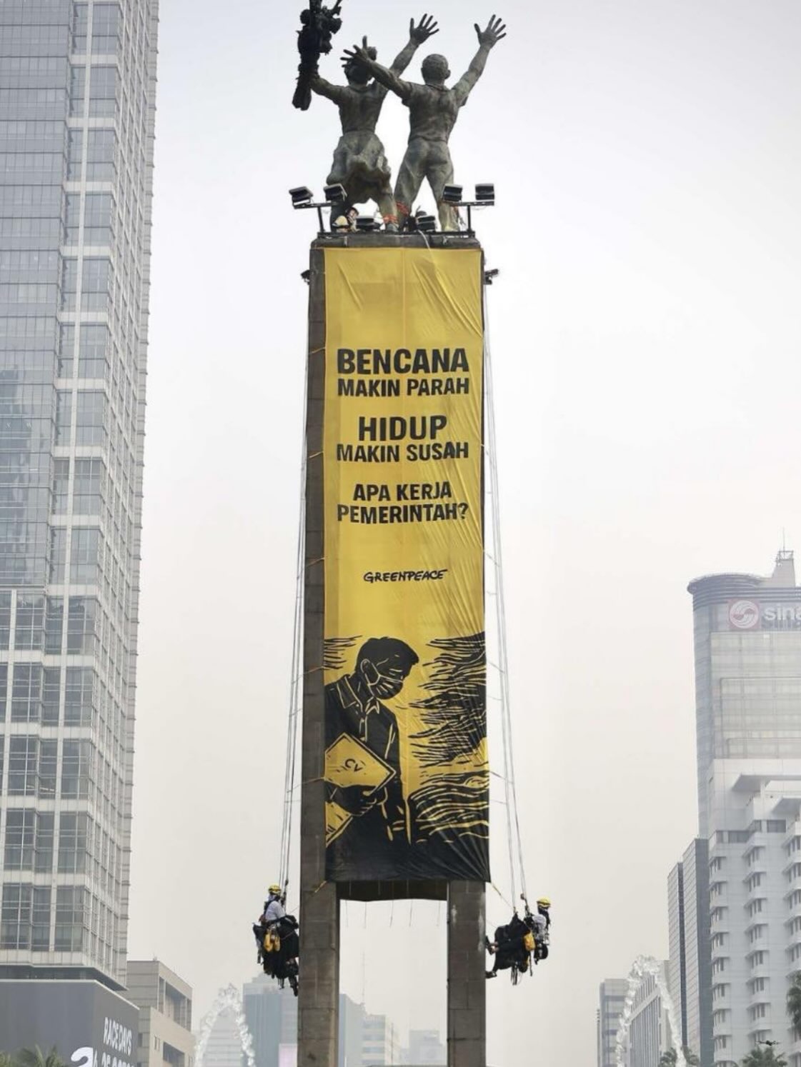 Banner Greenpeace Indonesia di Gedung Tinggi Jakarta Diturunkan, Aktivis Protes Krisis Iklim