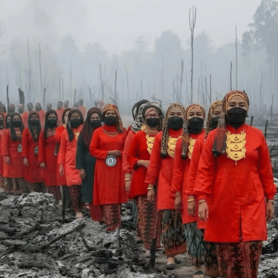 Berbusana Adat di Tengah Hutan Terbakar, Karya Seni Seniman Jambi Jadi Kritik Keras Karhutla