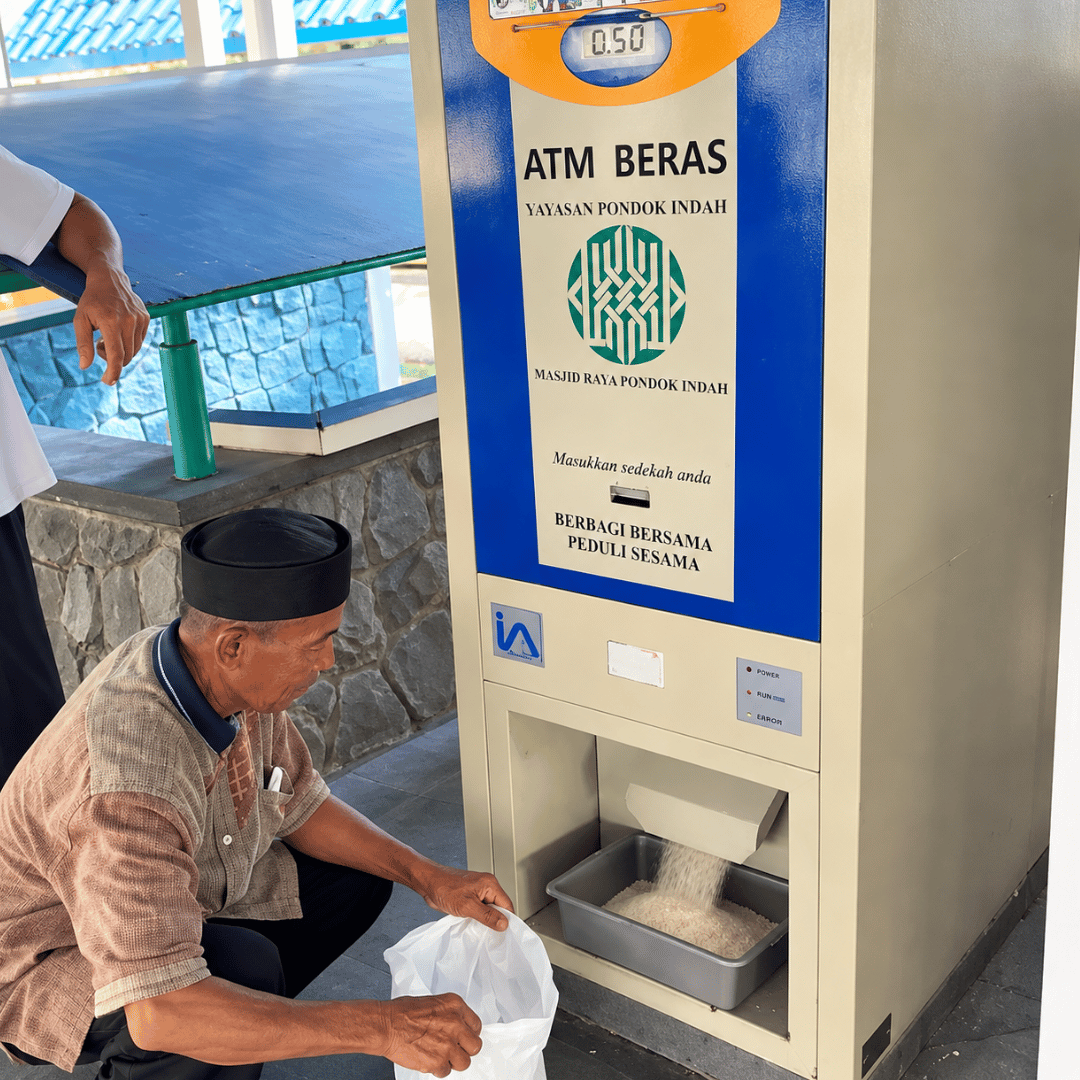 Bukan ATM Uang, Masjid di Jakarta Selatan Sediakan Mesin ATM Beras Gratis untuk Warga Duafa