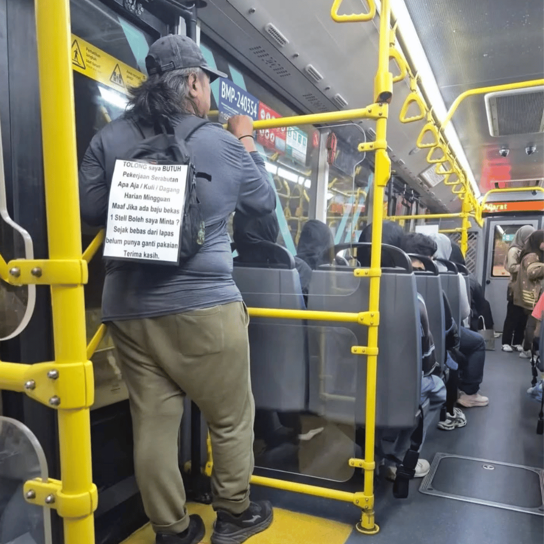 Bukan Mengemis, Bapak Ini Keliling Jakarta di TransJakarta Sambil Cari Kerja Serabutan