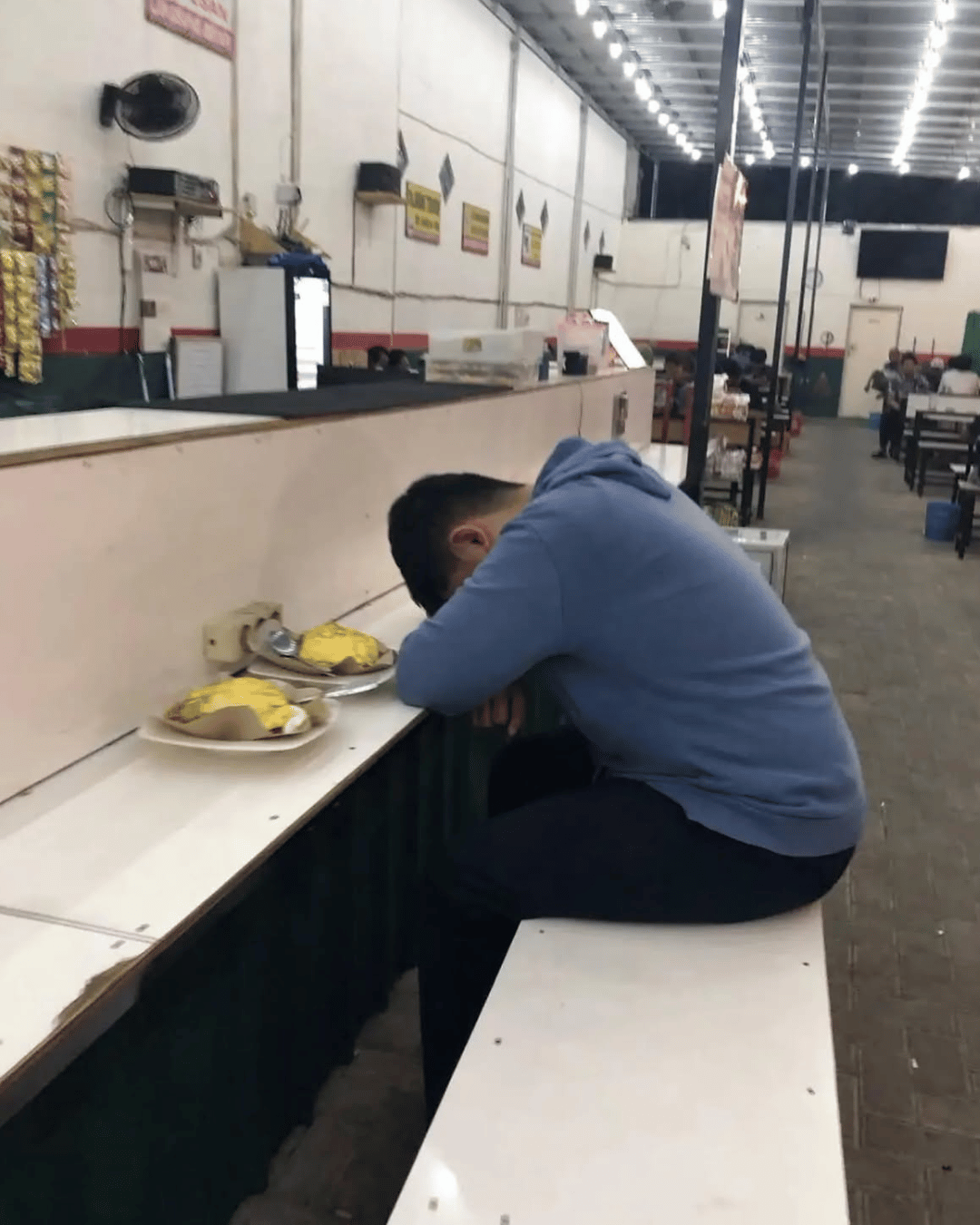 Istri Lembur hingga Malam, Suami Menunggu sampai Ketiduran demi Makan Nasi Goreng Bersama