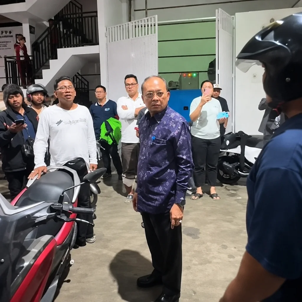 Koster Berada di Area Luar SPBU Bersama Sejumlah Orang
