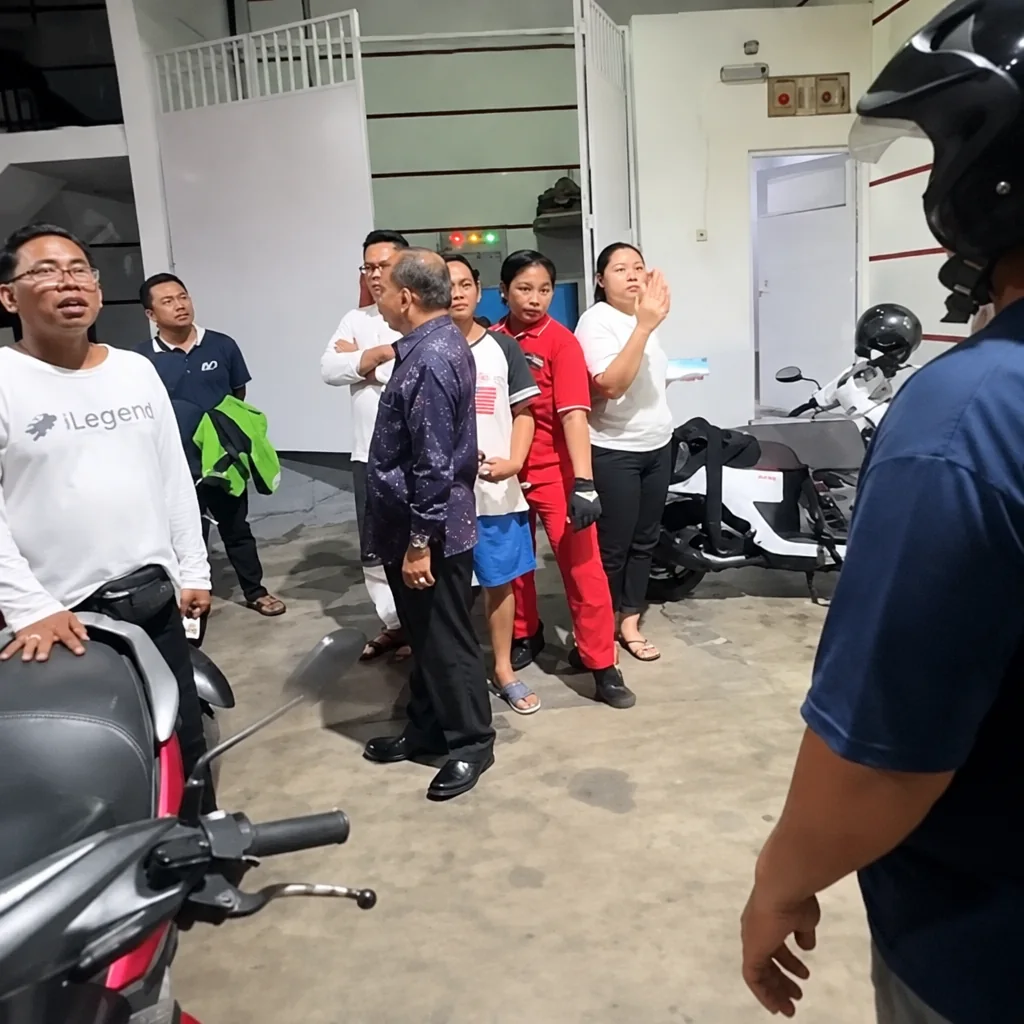 Koster Berdiri di Dekat Sepeda Motor dan Pegawai SPBU