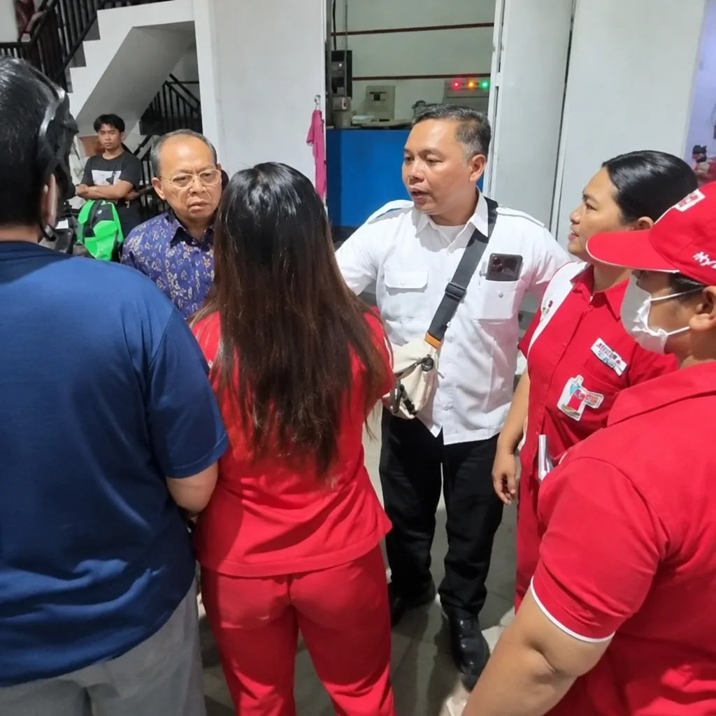 Koster Berhadapan dengan Pegawai SPBU Berseragam Merah