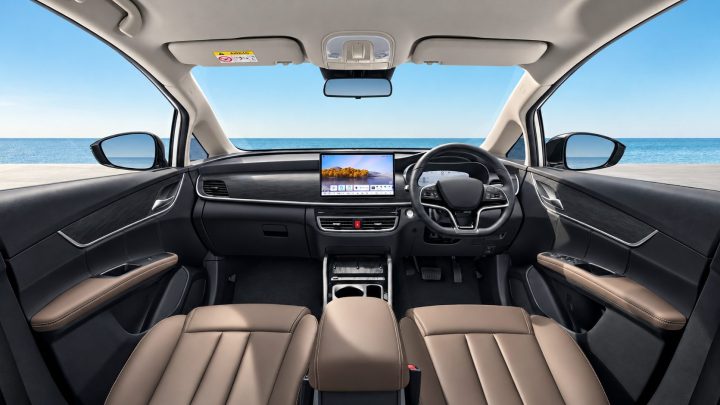 Mobil BYD Terbaru untuk Keluarga: Mengenal M6 EV dan M6 DM