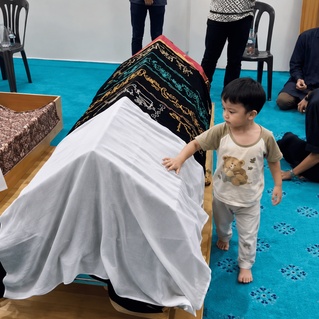 Momen Pilu Balita Ketuk Keranda Ibunya, Berharap Sang Mama Bangun dan Kembali Memeluknya
